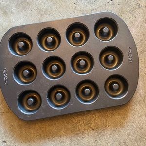 Wilton 12 cavity donut pan